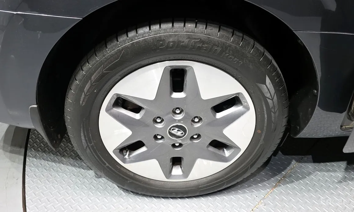 Photo 5 - Hyundai Staria