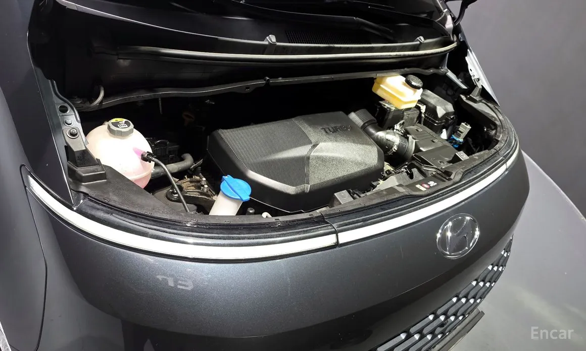 Photo 6 - Hyundai Staria