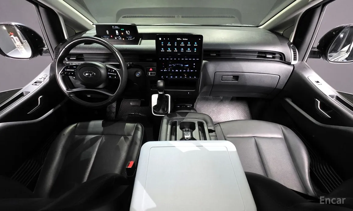 Photo 7 - Hyundai Staria