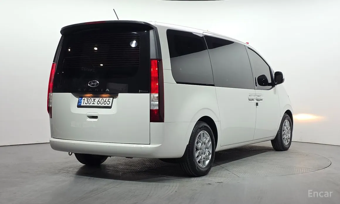 Фото 2 - Hyundai Staria