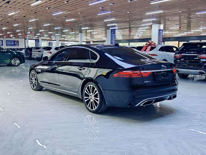 Фото 18 - Jaguar XF L