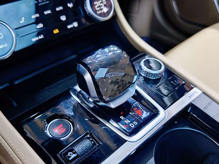 Фото 8 - Jaguar XF L