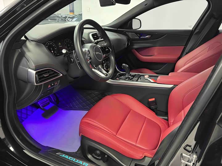 Фото 4 - Jaguar XE L