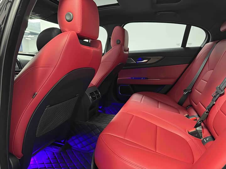 Фото 7 - Jaguar XE L