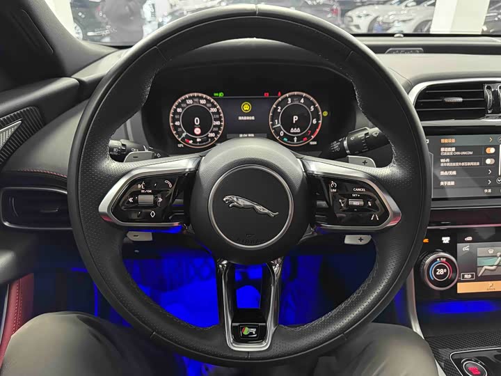 Фото 8 - Jaguar XE L