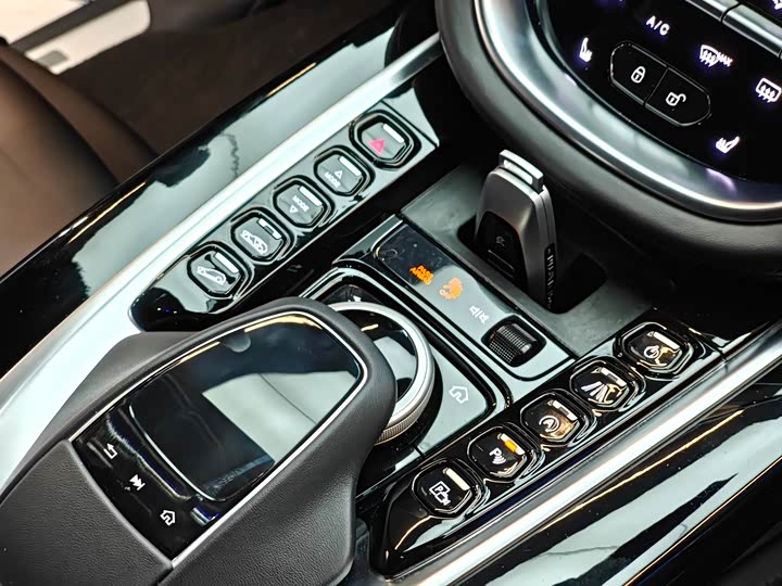 Фото 8 - Aston Martin DBX