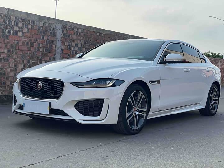 Фото 1 - Jaguar XE L