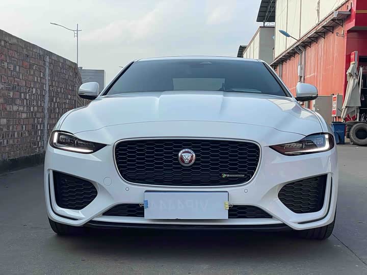 Фото 2 - Jaguar XE L