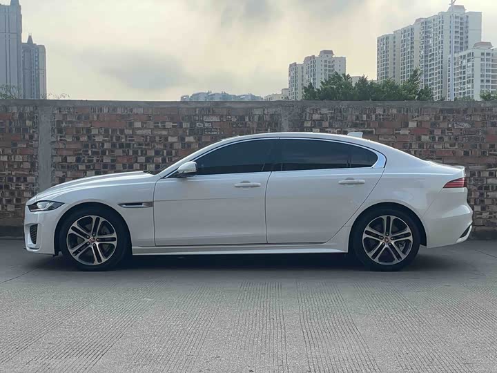 Фото 3 - Jaguar XE L