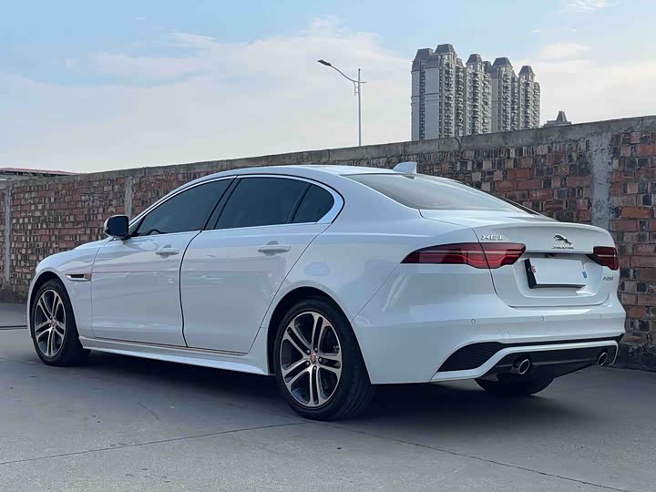 Фото 4 - Jaguar XE L