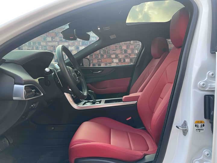 Фото 6 - Jaguar XE L