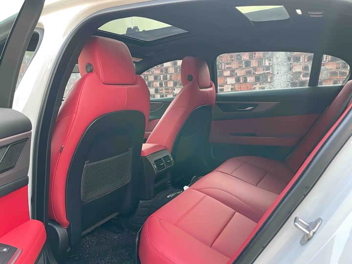 Фото 7 - Jaguar XE L