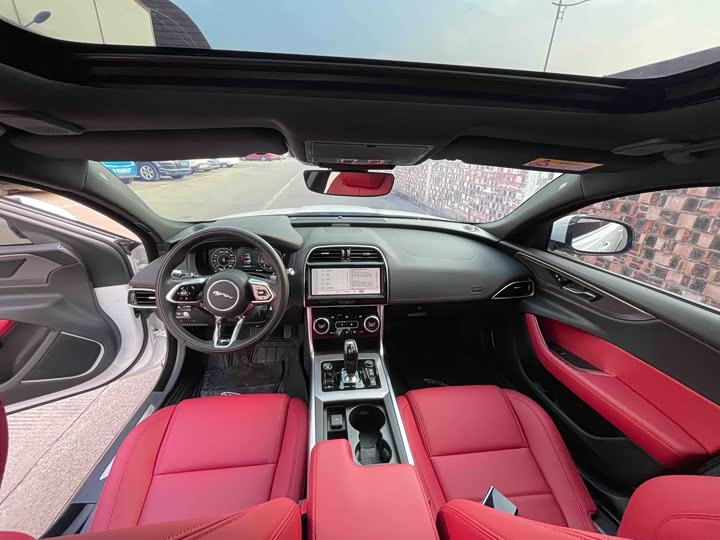 Фото 8 - Jaguar XE L