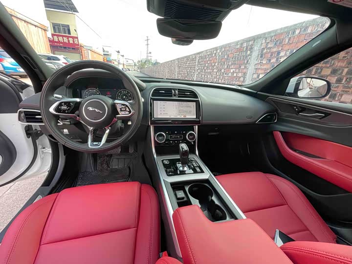 Фото 9 - Jaguar XE L