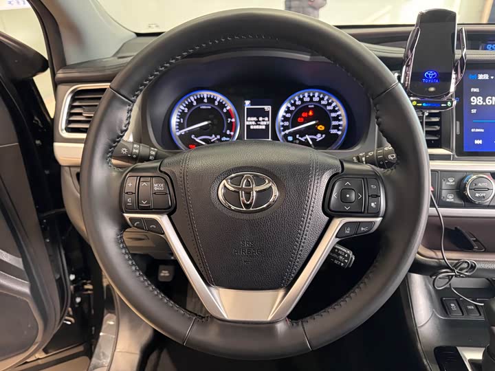 Фото 16 - Toyota Highlander