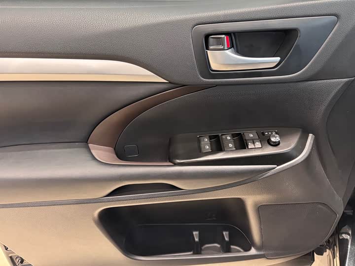 Фото 26 - Toyota Highlander