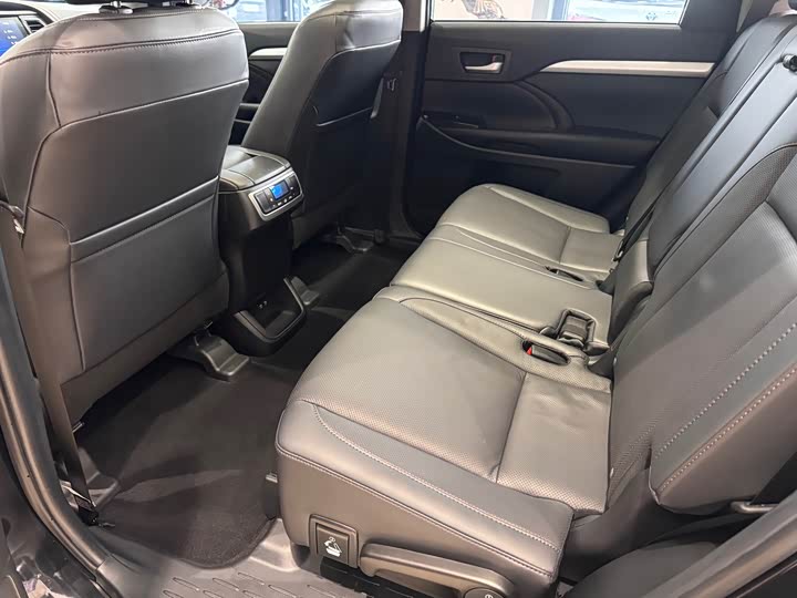 Фото 28 - Toyota Highlander