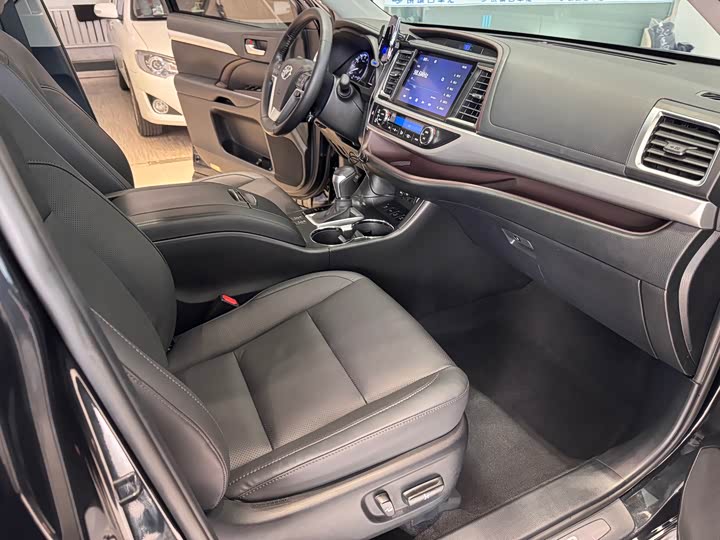 Фото 9 - Toyota Highlander