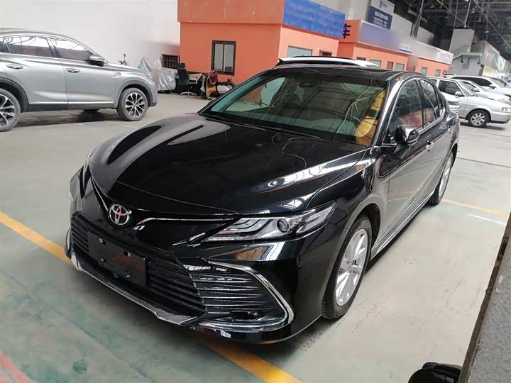 Фото 1 - Toyota Camry