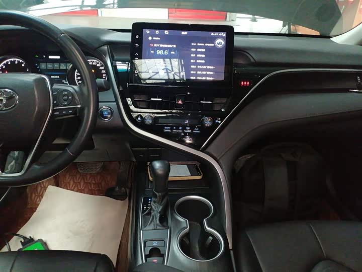 Фото 13 - Toyota Camry