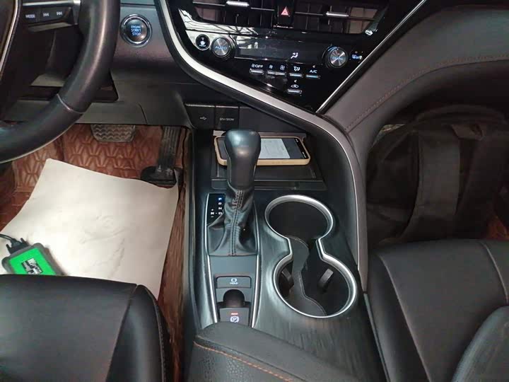 Фото 14 - Toyota Camry