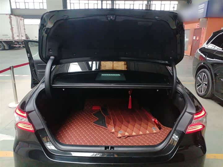 Фото 19 - Toyota Camry