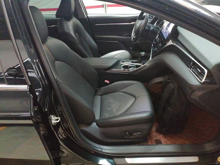 Фото 25 - Toyota Camry