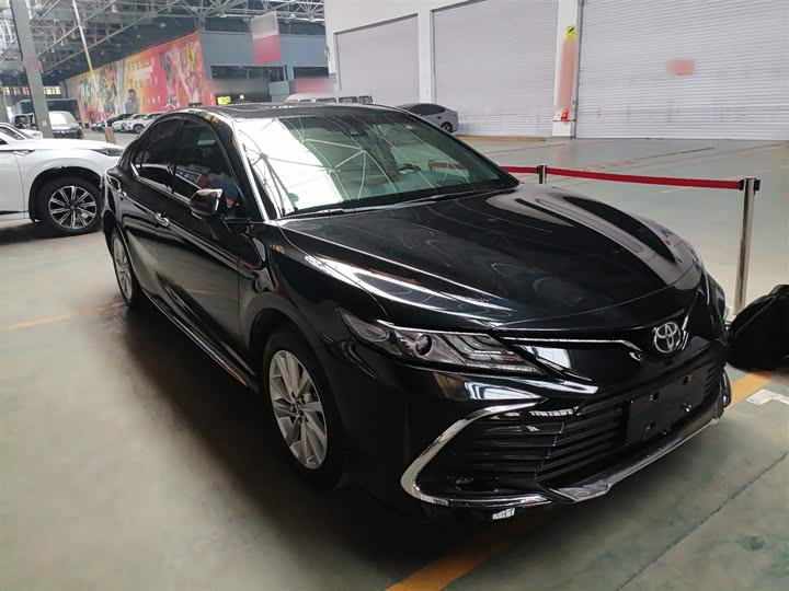 Фото 4 - Toyota Camry