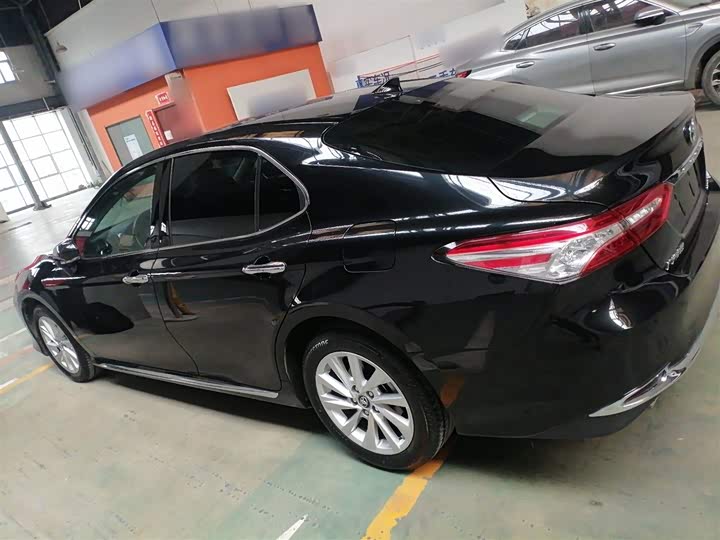 Фото 5 - Toyota Camry