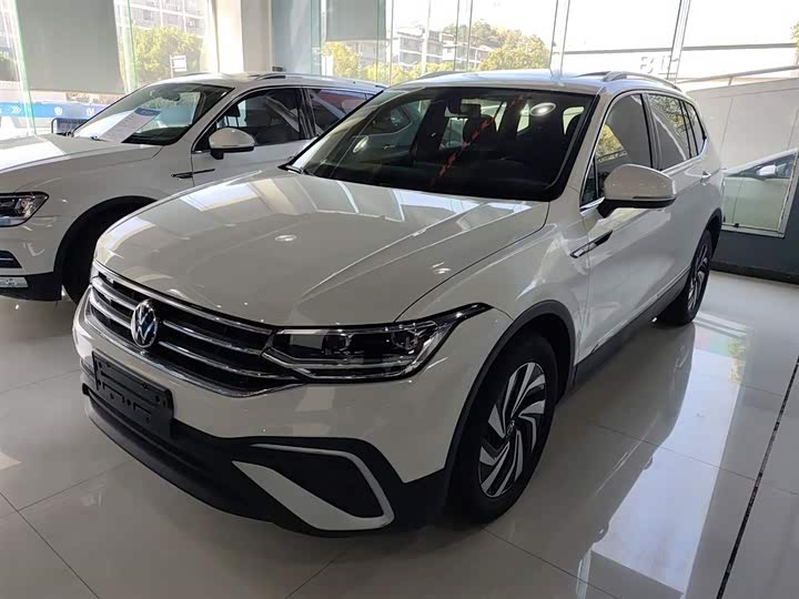 Фото 1 - Volkswagen Tiguan L Pro