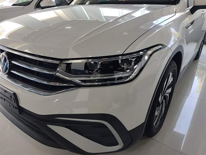 Фото 24 - Volkswagen Tiguan L Pro