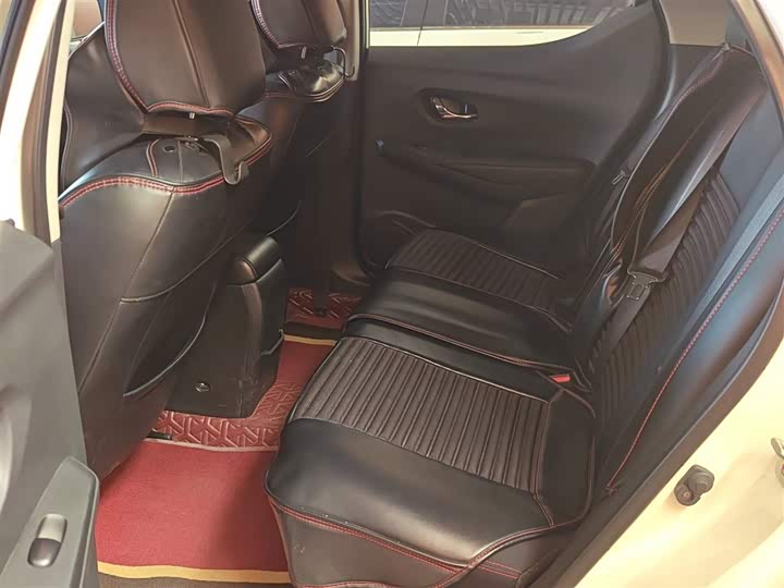 Фото 17 - Nissan Lannia