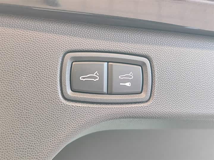 Фото 10 - Porsche Macan EV