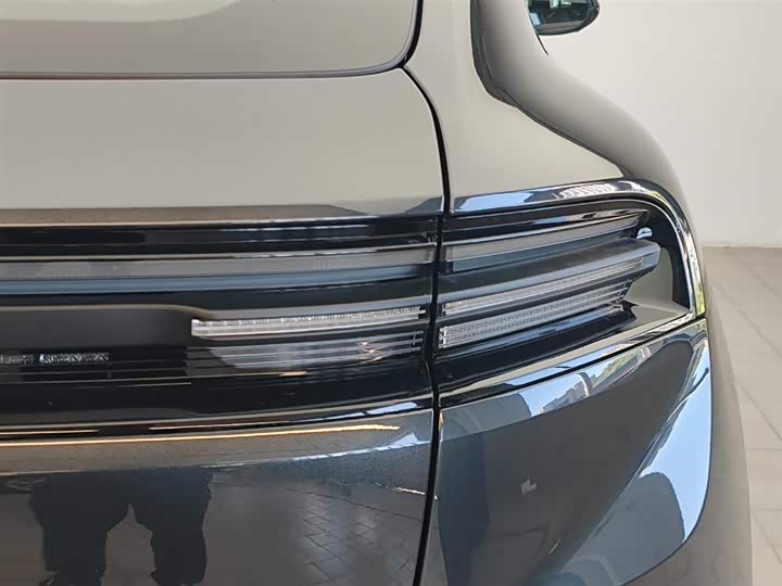 Фото 12 - Porsche Macan EV