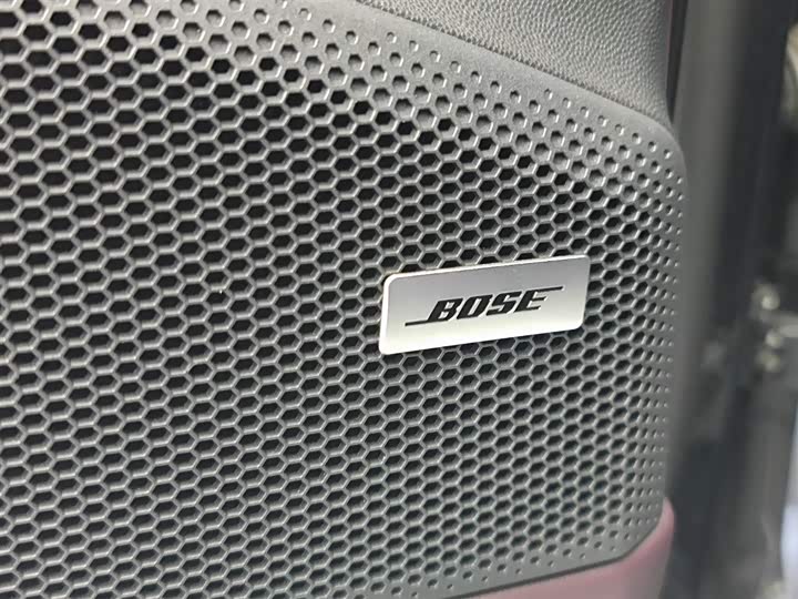 Фото 14 - Porsche Macan EV