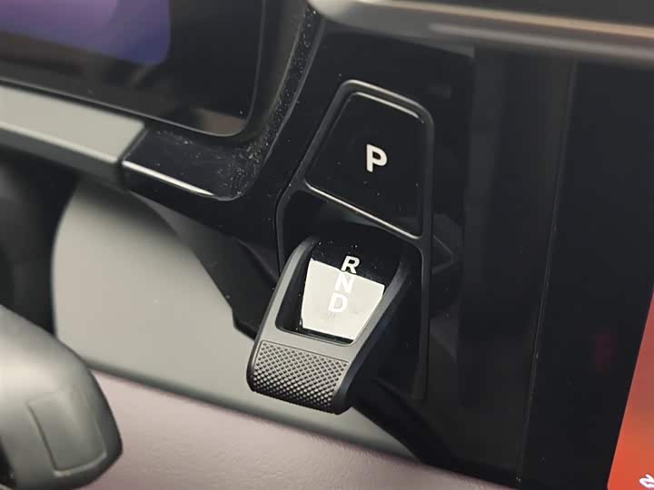 Фото 19 - Porsche Macan EV