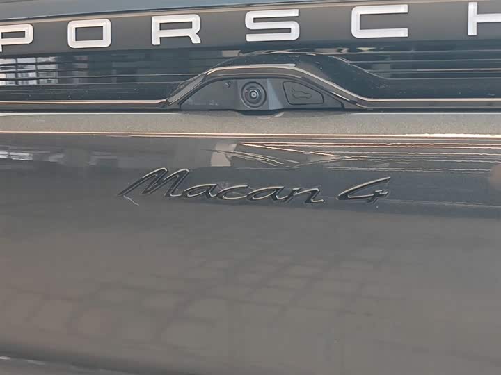 Фото 23 - Porsche Macan EV