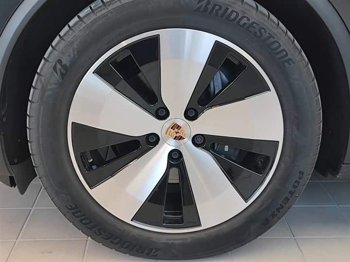 Фото 24 - Porsche Macan EV