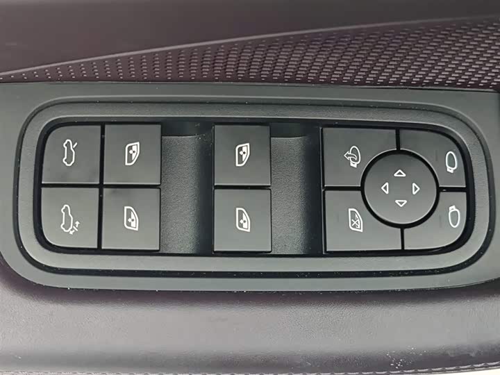 Фото 27 - Porsche Macan EV