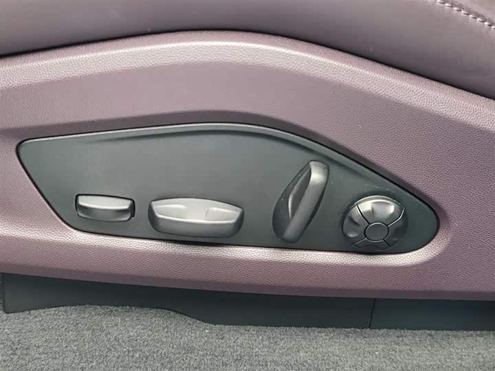 Фото 28 - Porsche Macan EV