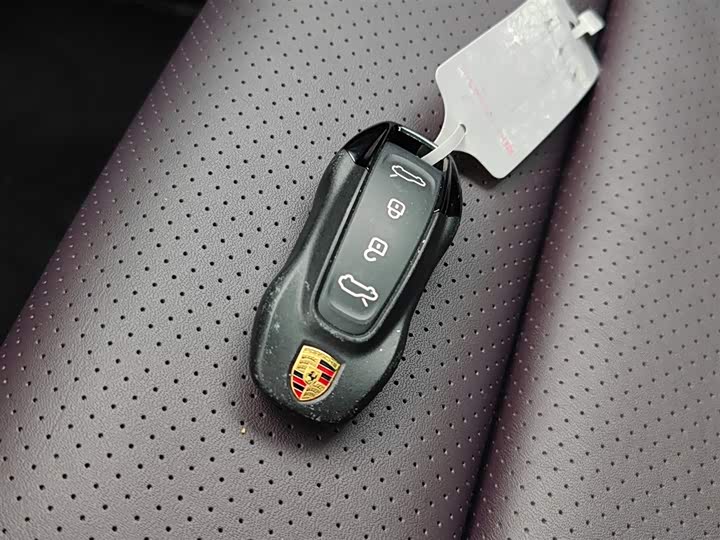 Фото 8 - Porsche Macan EV