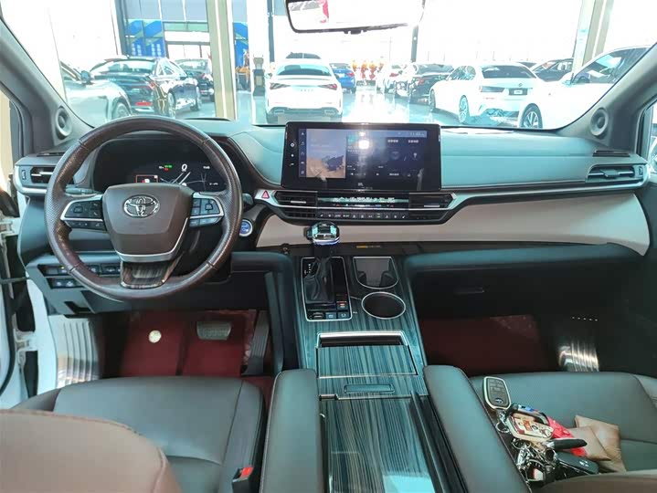 Фото 10 - Toyota Granvia