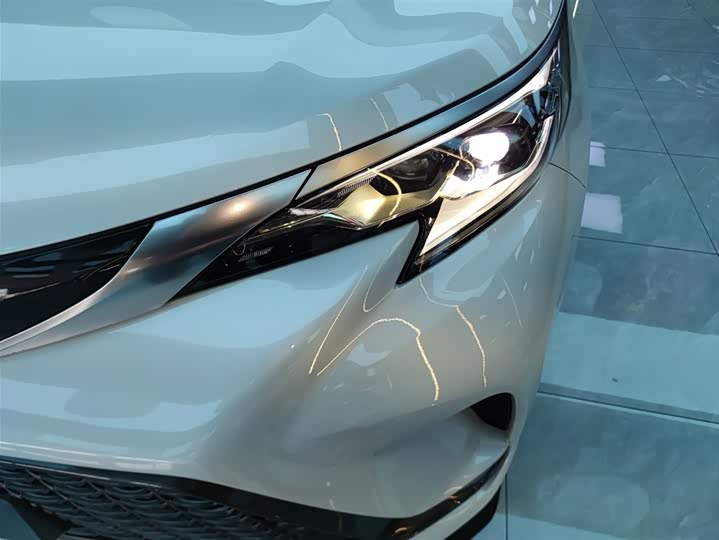 Фото 24 - Toyota Granvia