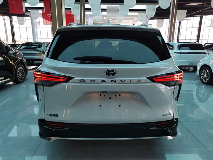 Фото 6 - Toyota Granvia