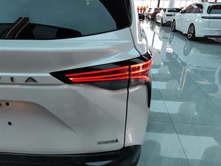 Фото 8 - Toyota Granvia