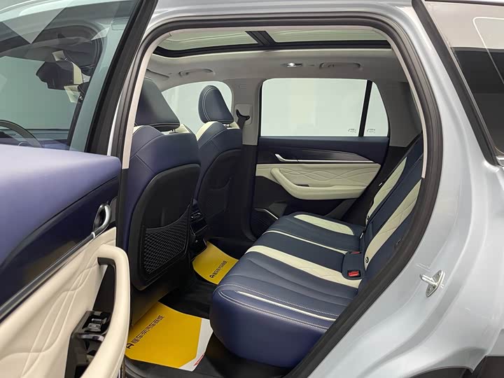 Фото 10 - Geely Monjaro