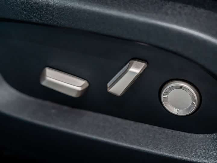 Фото 16 - Nio Onvo L60