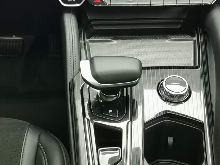 Фото 13 - Geely Monjaro L Hybrid