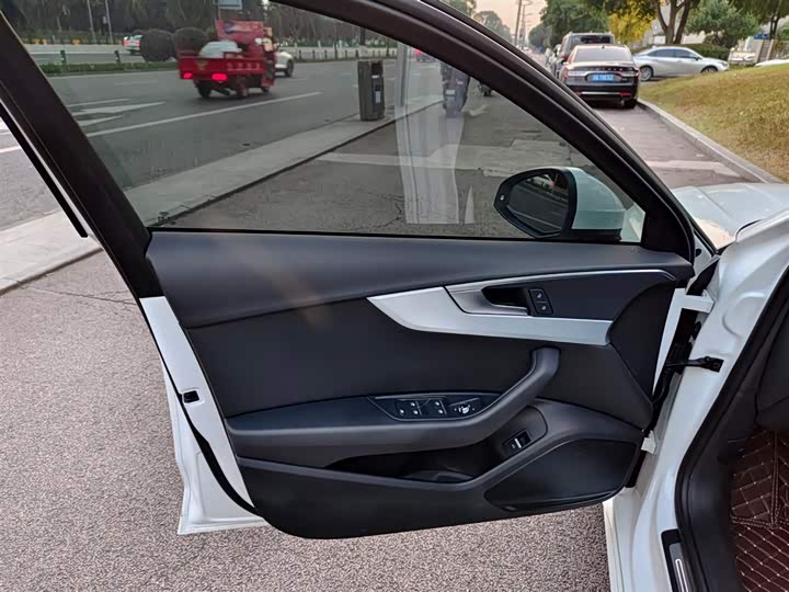 Фото 6 - Audi A4L