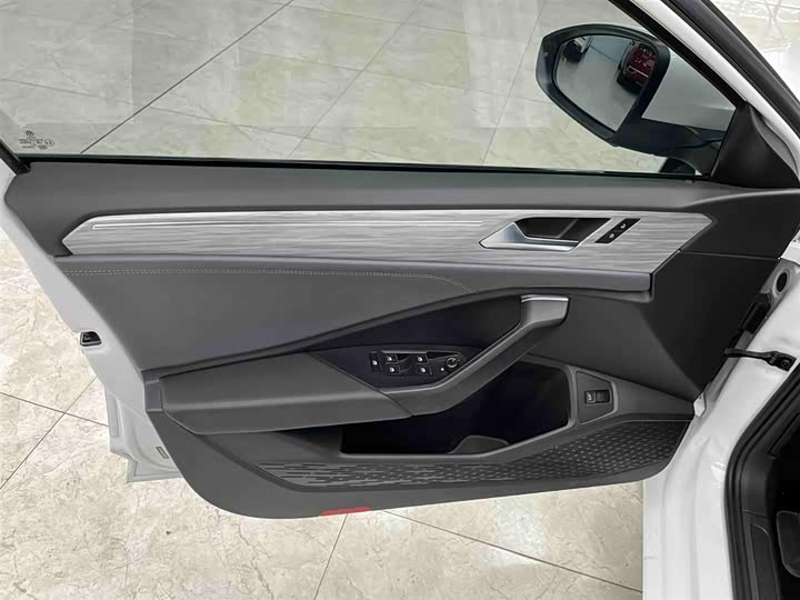 Фото 10 - Volkswagen Sagitar L